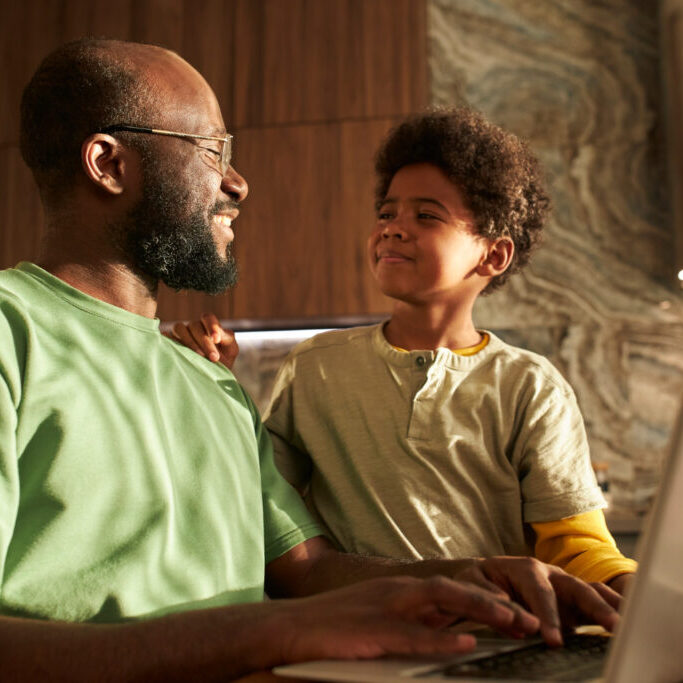 filho-de-tiro-medio-e-pai-com-laptop